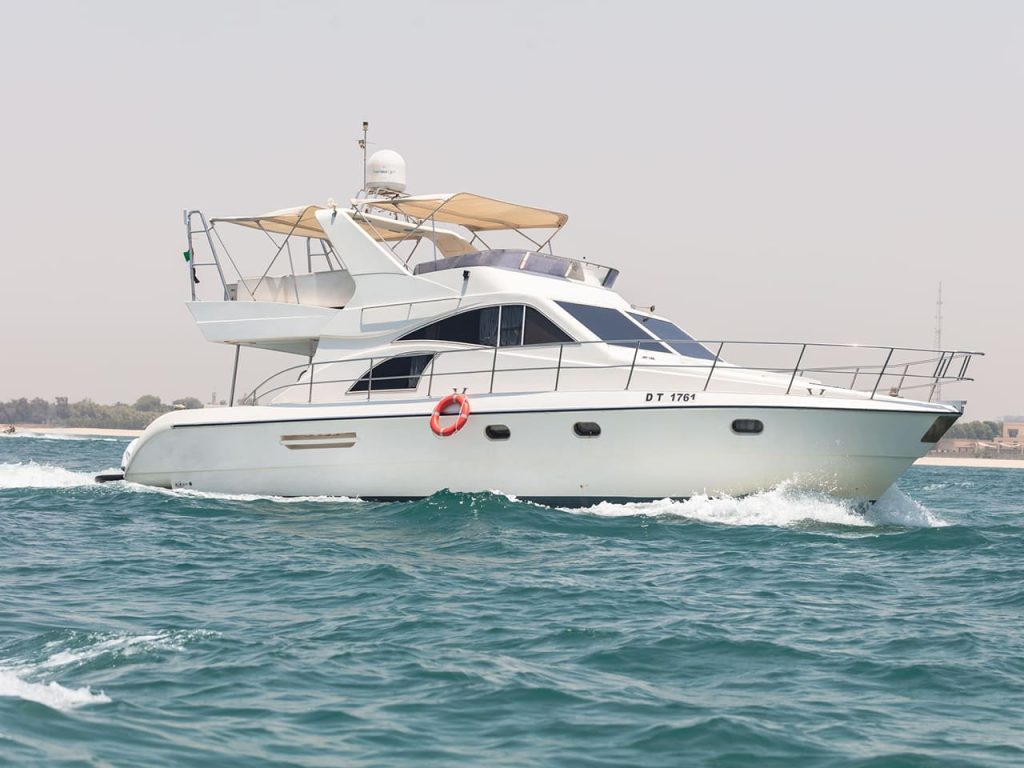 يخت صغير للاحتفالات والمناسبات